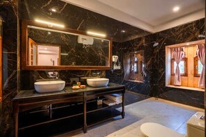 Regadera, amenidades de baño gratuitas, toallas, jabón 