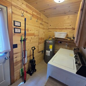 Interior - Cozy Hideaway 3-bedroom cabin in charming Gaylord (Gaylord)