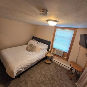 Room - Cozy Hideaway 3-bedroom cabin in charming Gaylord (Gaylord)