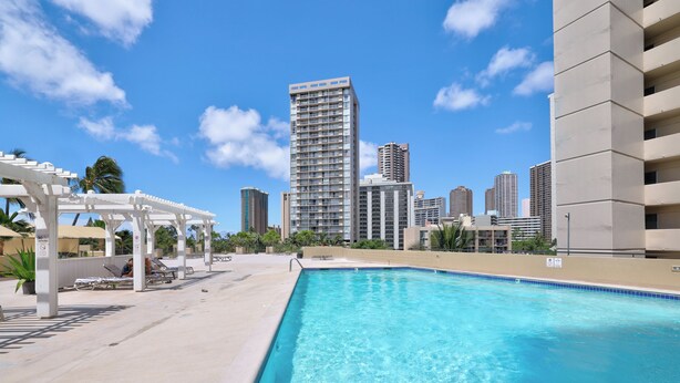 A swimming pool with a cityscape in the background. - Stunning Panoramic Ocean Views! 2bd/2Ba PH (Honolulu)