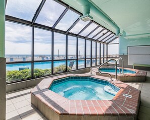 Zona de piscina al terrat amb vistes clares a l'oceà i al perfil urbà de la ciutat.