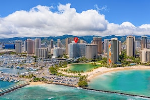 A coastal cityscape with high-rise buildings, a marina, and a beach. - Ilikai 2bd/2ba Island Style Suite Steps from Sand (Honolulu)