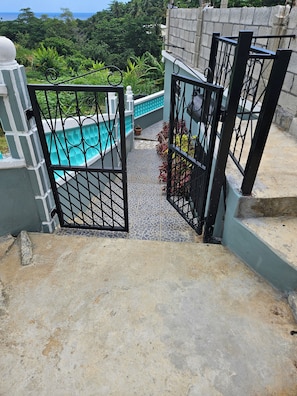 Property grounds - 2-bedroom house in pleasant Marigot with air conditioning (Marigot)