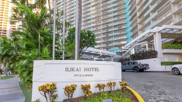 Skiltet for Ilikai Hotel med et godt overblik over bygningens arkitektur og den omkringliggende vegetation.