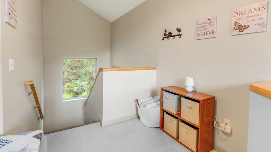 Private Girdwood Cabin w/ Sleeping Loft Near Alyeska