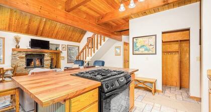 Two-bedroom Plus Loft Chalet w/ Mountain Views