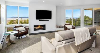 Two-story Loft Villa w/ Rooftop Hot Tub & Inlet Views