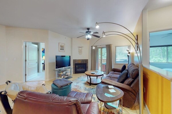 Second-floor Secure Condo Near Girdwood Village - Alaska