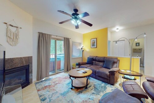 Second-floor Secure Condo Near Girdwood Village
