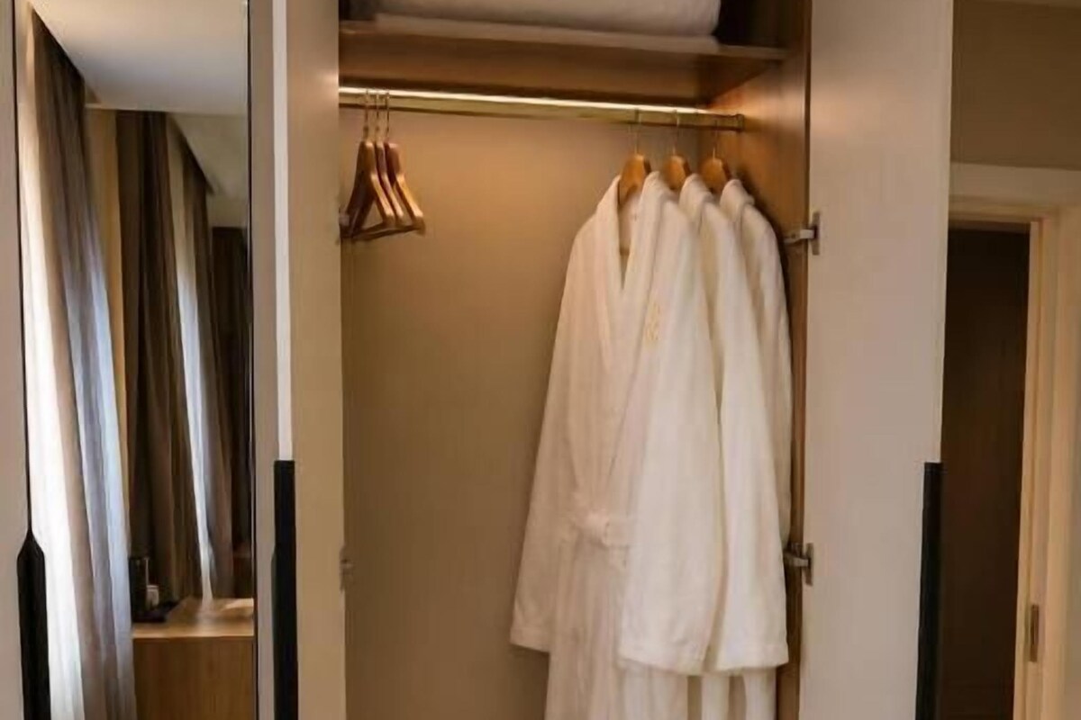 Phòng Suite, ban công, quang cảnh thành phố | Két bảo mật tại phòng, bàn, khu vực làm việc phù hợp cho laptop 