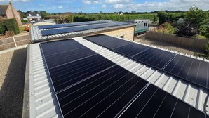 Installation de panneaux solaires sur le toit d’un bâtiment.