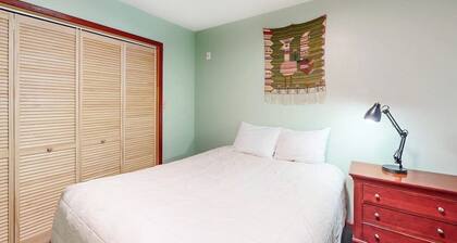 Open-beam Girdwood Chalet w/ Sunlit Solarium