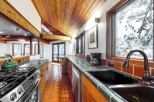 Open-beam Girdwood Chalet w/ Sunlit Solarium