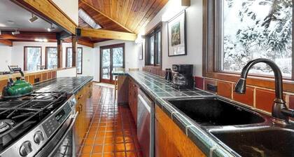 Open-beam Girdwood Chalet w/ Sunlit Solarium