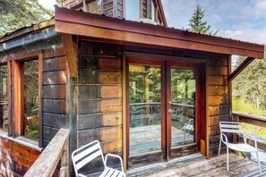 Unclassified image, 3 of 43, button - Open-beam Girdwood Chalet w/ Sunlit Solarium (Girdwood)