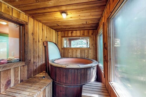 Open-beam Girdwood Chalet w/ Sunlit Solarium