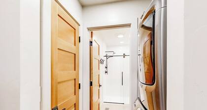 Three-story Slopeside Townhome w/ Brand New Jetted Tub