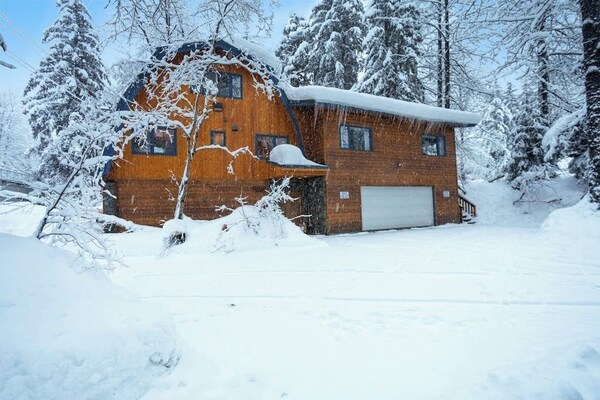 Quiet Apartment-above-garage A Block From Skiing - Alyeska, AK