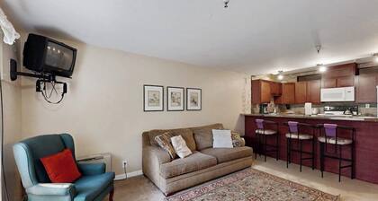 Quiet Girdwood Studio w/ Easy Access to the Village