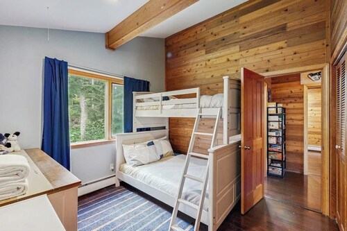 Mountain Retreat w/ Private Outdoor Hot Tub Near Lifts