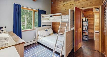 Mountain Retreat w/ Private Outdoor Hot Tub Near Lifts