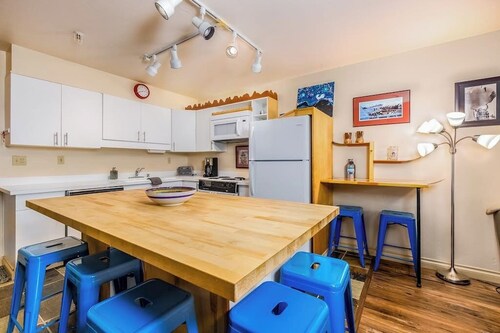 One-bedroom Loft Condo w/ Full Mountain Views