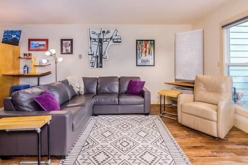One-bedroom Loft Condo w/ Full Mountain Views