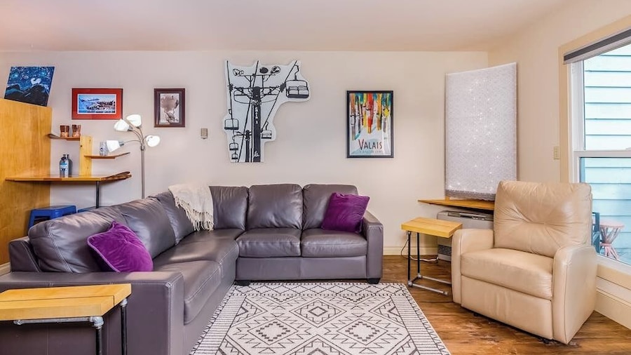 One-bedroom Loft Condo w/ Full Mountain Views