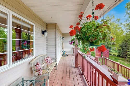 South Anchorage Apartment w/ Shared Deck & Wildlife