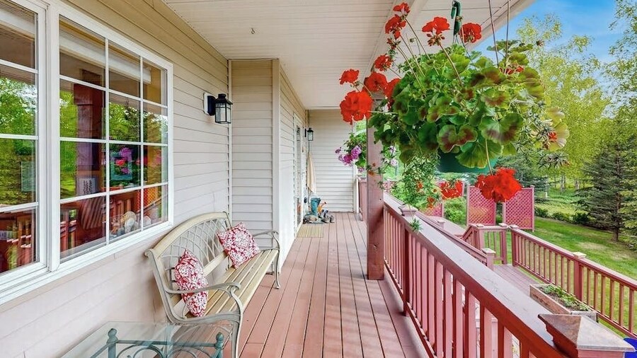South Anchorage Apartment w/ Shared Deck & Wildlife