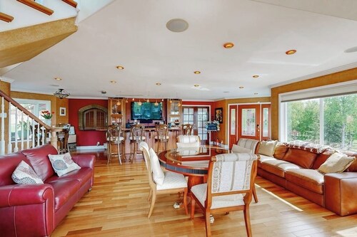 South Anchorage Apartment w/ Shared Deck & Wildlife