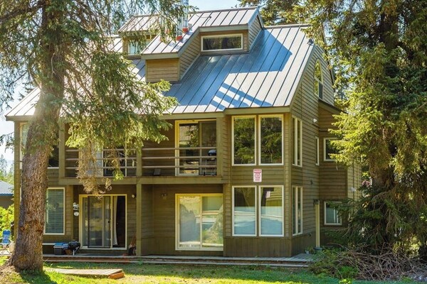 Ski-in/out Loft Condo Near The Village Square - Alyeska, AK