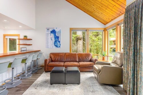 Ski-in/out Loft Condo Near the Village Square