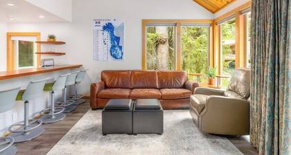 Ski-in/out Loft Condo Near the Village Square