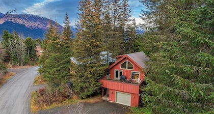 Quiet Girdwood Home w/ Western Exposure Light