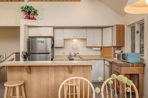 Quiet Girdwood Home w/ Western Exposure Light