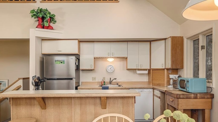 Quiet Girdwood Home w/ Western Exposure Light