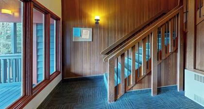 Multi-level Slopeside Townhome w/ Wood Fireplace
