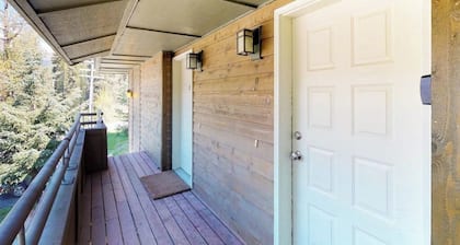 Updated Mountain Condo Minutes From Alyeska