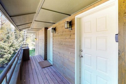 Updated Mountain Condo Minutes From Alyeska