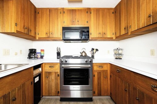 Lodge-style Chalet w/ Hot Tub Near Alyeska