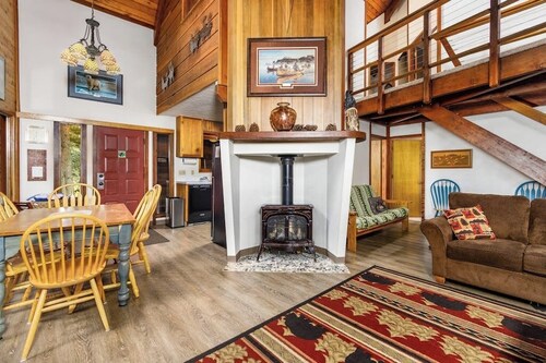 Lodge-style Chalet w/ Hot Tub Near Alyeska
