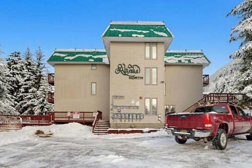 Renovated 1BR Ski-in/out Flat at Base of Alyeska