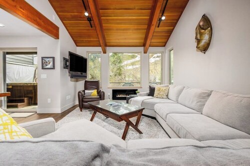 Three-floor Slopeside Condo w/ Direct Mountain Views