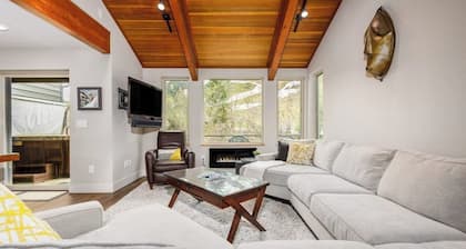 Three-floor Slopeside Condo w/ Direct Mountain Views
