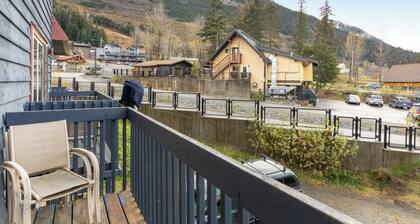 Slopeside Girdwood Condo With Mountain Views and a Fireplace