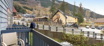 Slopeside Girdwood Condo With Mountain Views and a Fireplace