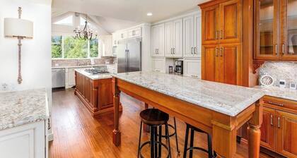 Three-story Slopeside Townhome w/ Custom Stone Bar