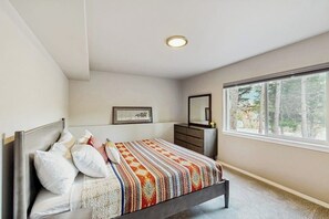 Interior - Cozy Mountainside Duplex Near Virgin Creek Trailhead (Girdwood)