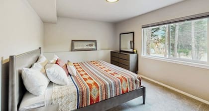 Cozy Mountainside Duplex Near Virgin Creek Trailhead